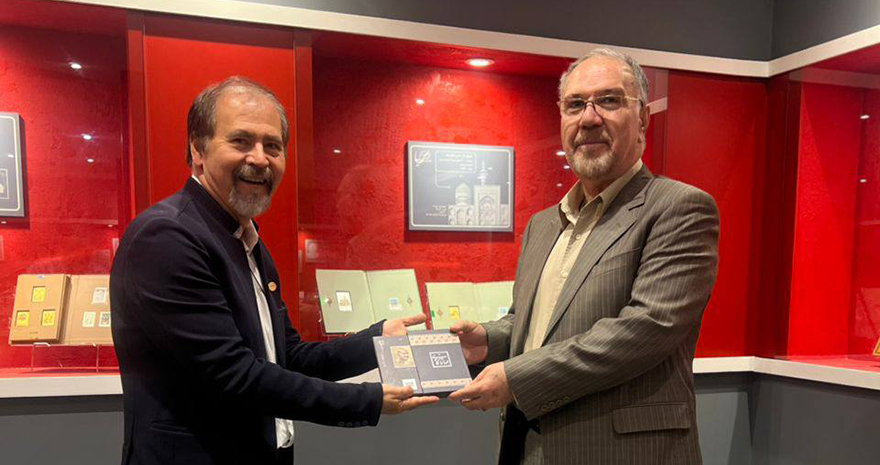 بازدید مدیر کل میراث فرهنگی تهران از موزه تمبرهای طلا و نقره ایران