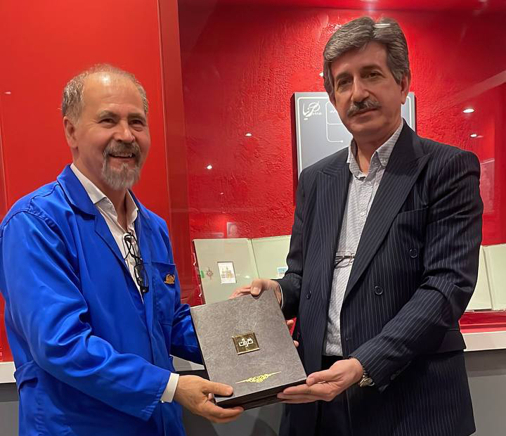 بازدید دبیرکل انجمن مدیران ماندگار از موزه تمبرهای طلا و نقره ایران