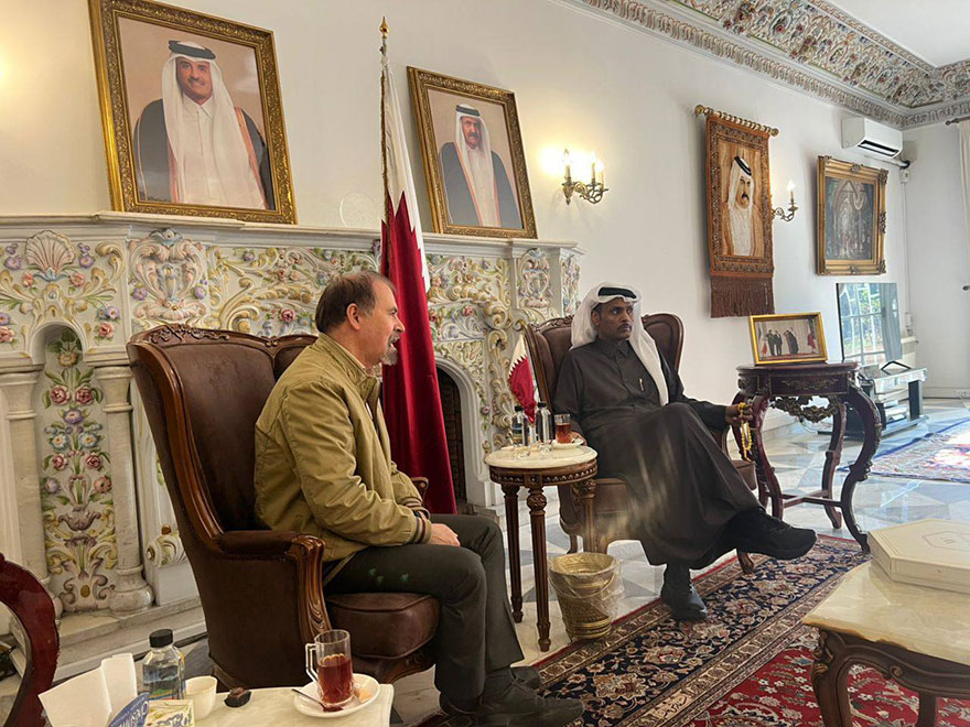 دیدار مؤسس موزه تمبرهای طلا و نقره ایران با سفیر قطر در تهران