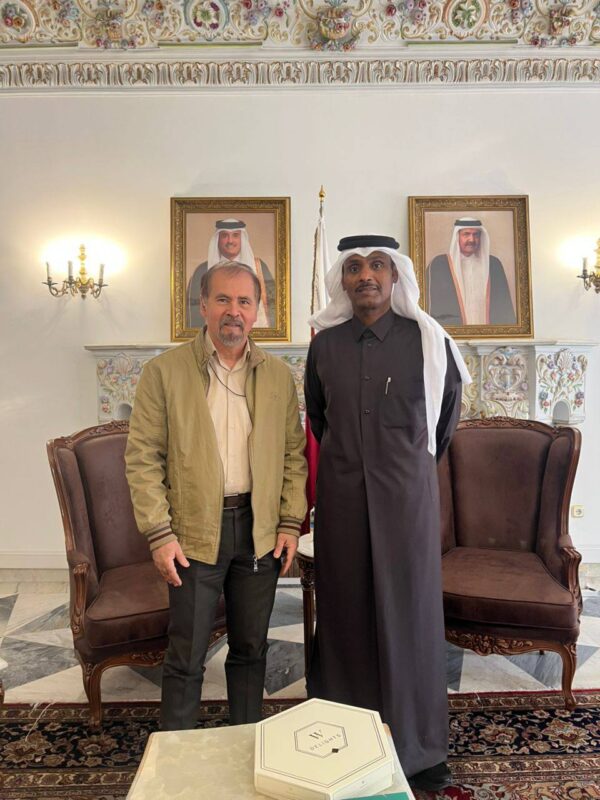 دیدار مؤسس موزه تمبرهای طلا و نقره ایران با سفیر قطر در تهران