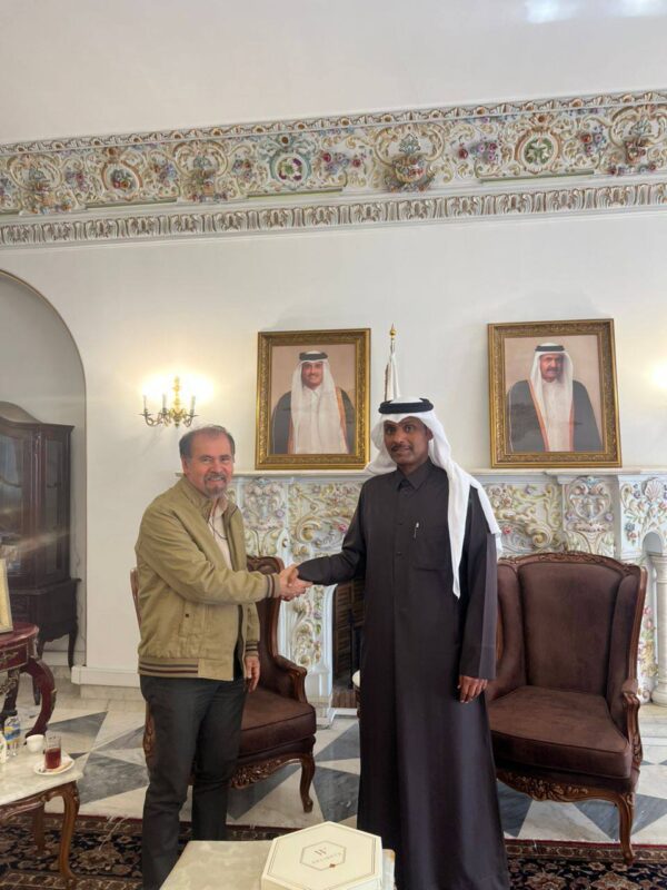 دیدار مؤسس موزه تمبرهای طلا و نقره ایران با سفیر قطر در تهران